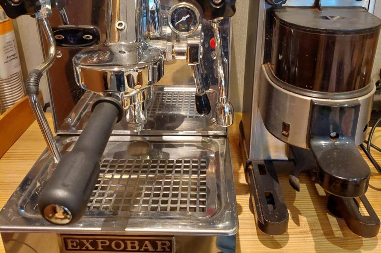 Espressokaffeemehl in einem Siebträger auf einem Tisch.